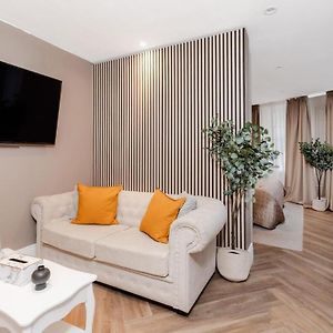 Deluxe Studio